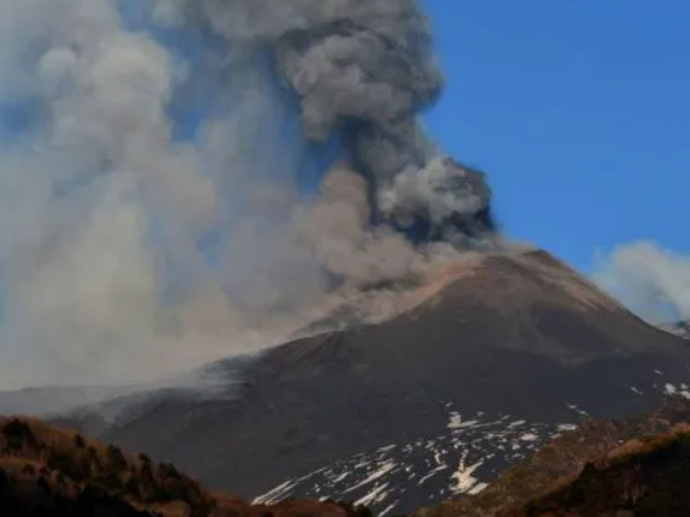 El volcán Etna presenta “actividad explosiva” con alerta roja