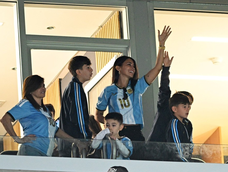 la familia de messi vive con emocion su despedida de la seleccion desde un palco del monumental
