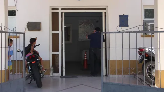 Dos adolescentes chocaron en moto contra un colectivo y sufrieron serias lesiones