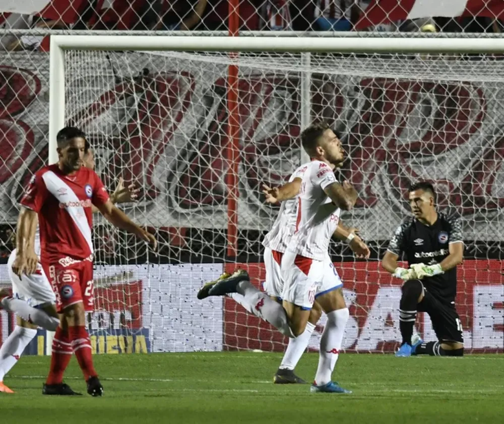 Argentinos tropezó en Santa Fe