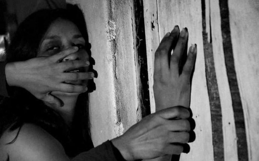 Lo detuvieron por pegarle trompadas y patadas en la cara a su pareja en la vía pública