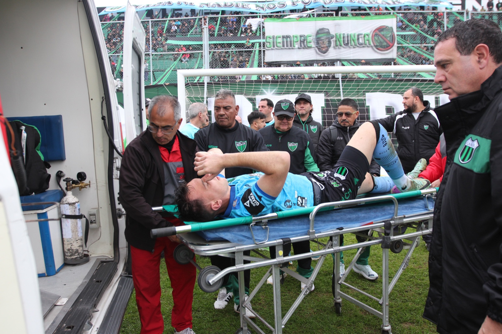 El arquero Facundo Masuero cuando era trasladado por la ambulancia.