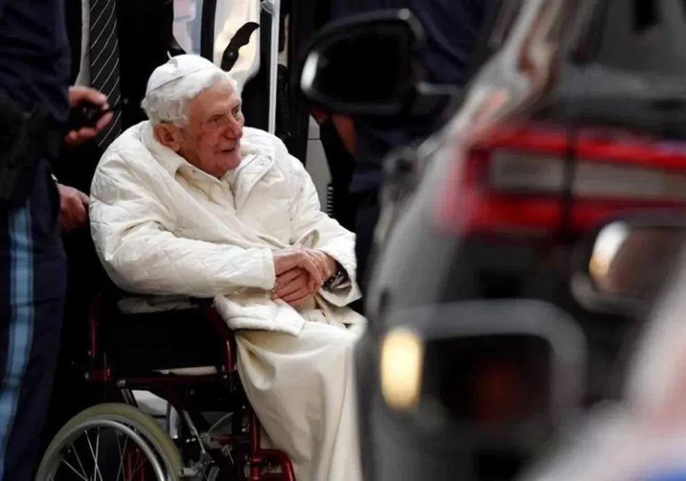 Francisco pidió rezar por su predecesor, Benedicto XVI: “Está muy enfermo”