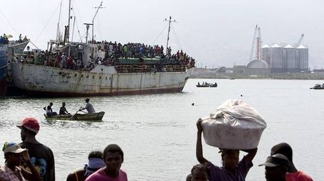 El puerto, lleno de miles de haitianos en plan de éxodo