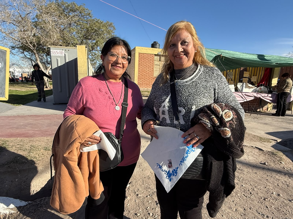 Lidia Flores y Adriana Pardo son vecinas, amigas y devotas de San Cayetano. Este año fueron a pedir consuelo y salud. 'El marido de Adriana falleció hace un año y mi marido está postrado en la cama. Por eso rezamos para que el Papa nos traiga bendiciones para seguir adelante', dijo Lidia.