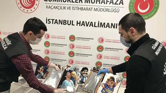 Turquía: incautaron un cargamento de cocaína oculta en retratos de Maradona