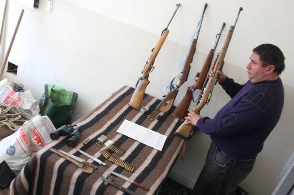 Cazadores furtivos  con arma de guerra