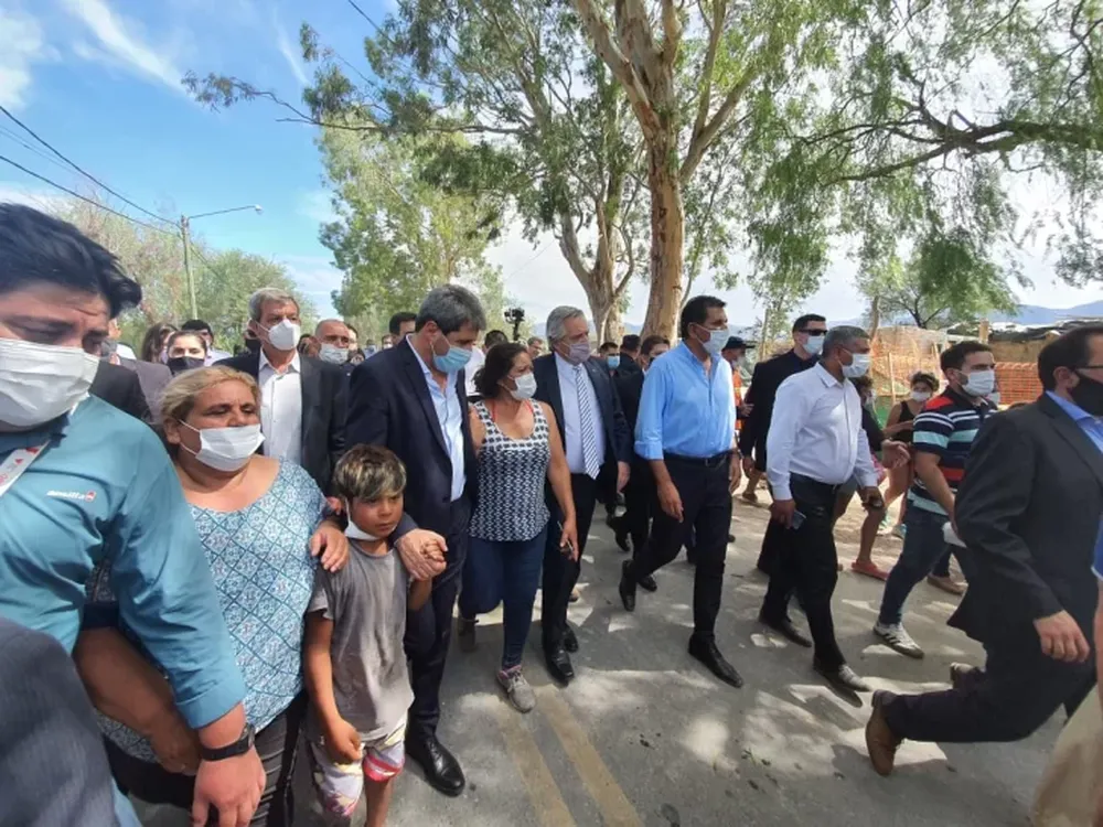 El presidente recorrió asentamientos afectados y anunció la construcción de 1.800 casas