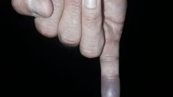 Discutió con su madre y la empujó, le pegó a su padre y lo detuvieron