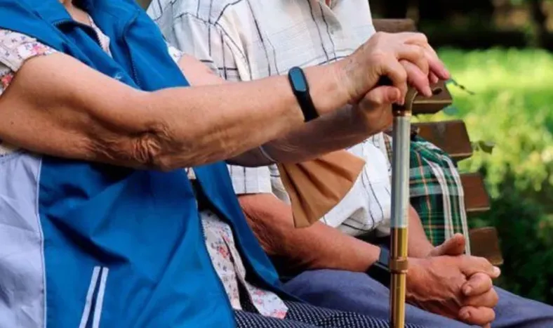 El Gobierno anunció que las jubilaciones y pensiones de abril se pagarán en dos tramos