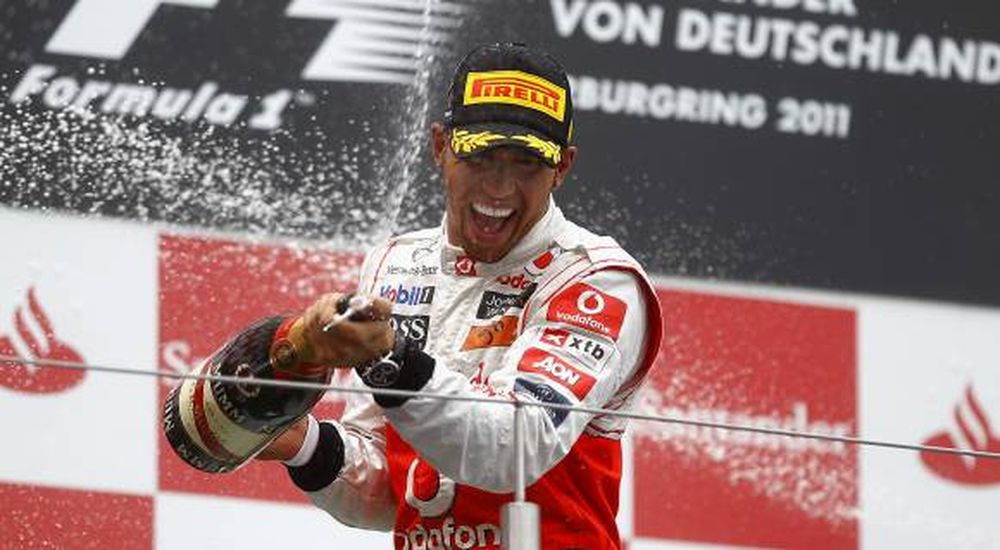 Lewis se calzó el traje