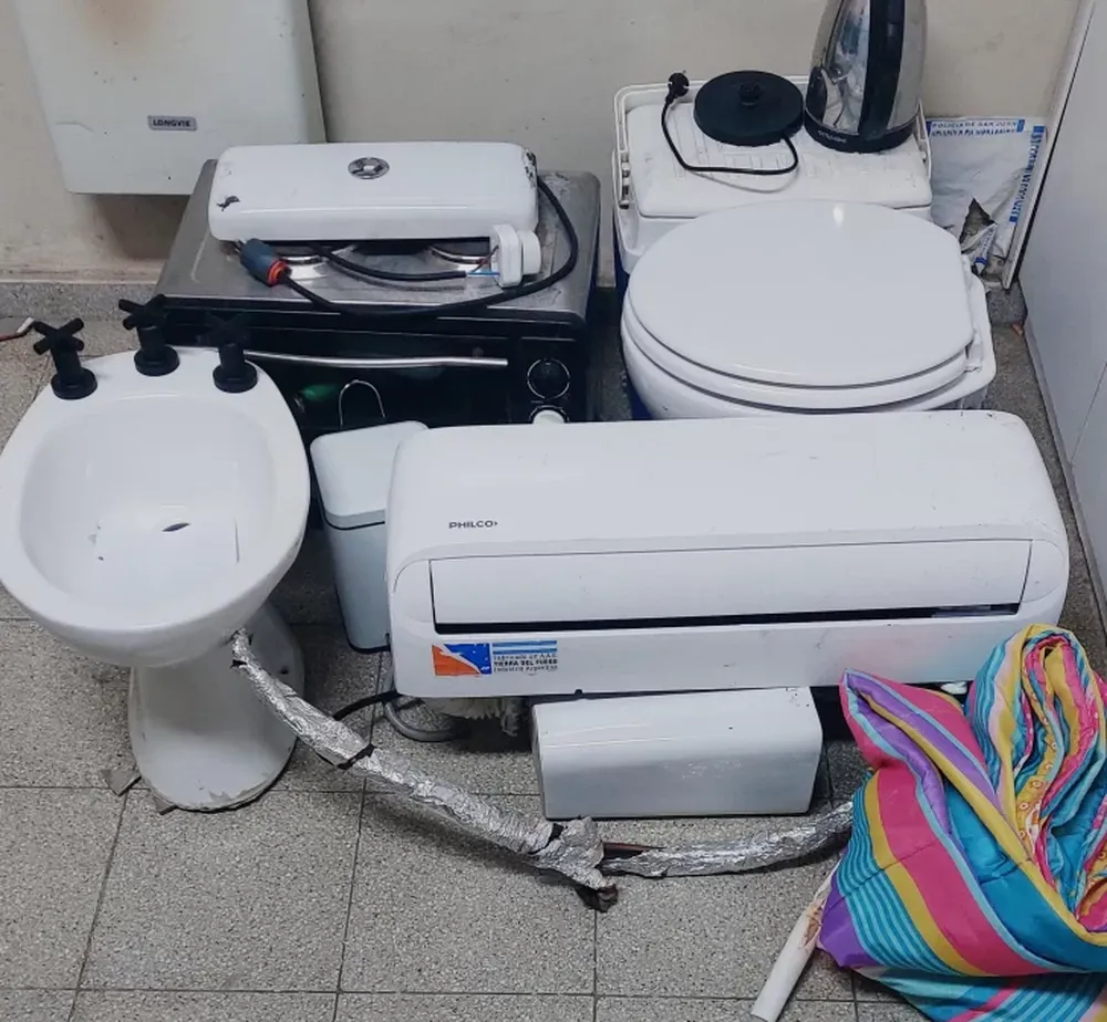 Entraron a robar, sonó la alarma y la policía encontró lo sustraído tirado en el campo