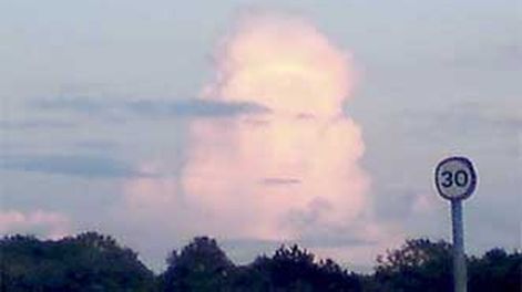 El misterio de la “niña fantasma” que aparece en una nube