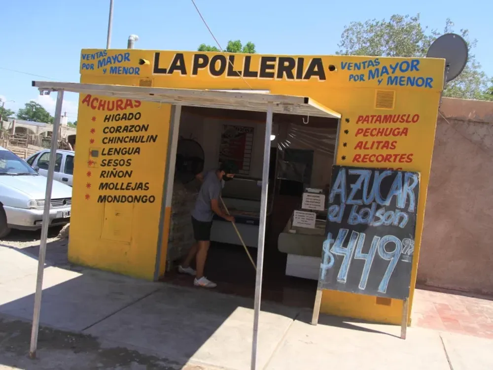 Robo de $180.000 en la pollería: por la inseguridad de noche duermen en el local, pero se les metieron en la siesta