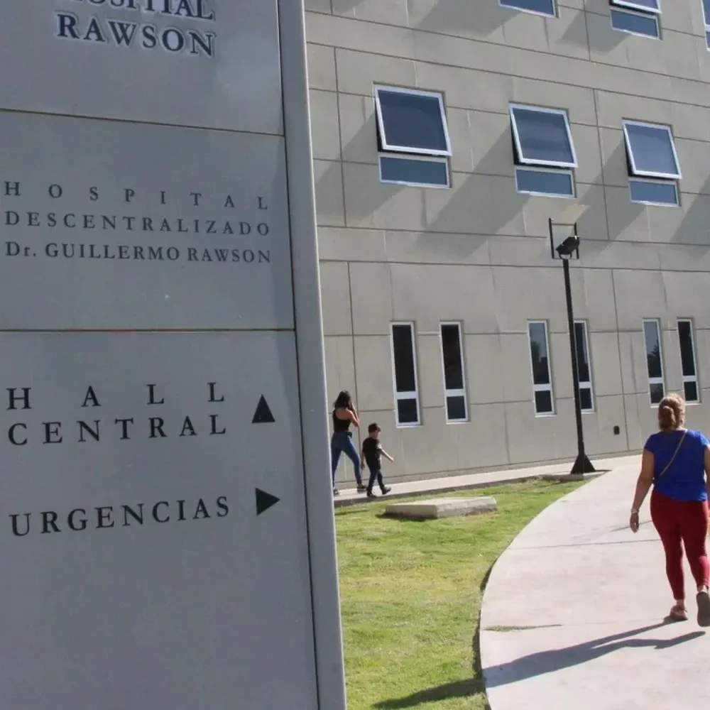 Viajaban en moto, chocaron con una camioneta y cayeron: el conductor sufrió una fractura