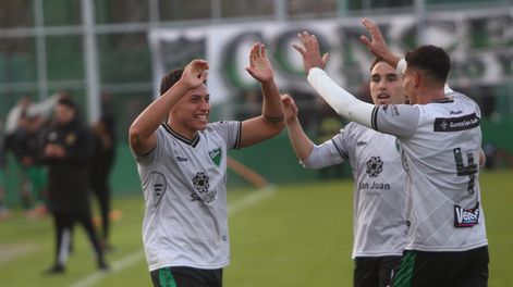 El lateral izquierdo Hernán Ziuliani, en el festejo del segundo gol, junto con sus compañeros.&nbsp;