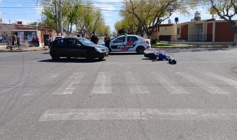 A pesar del violento impacto, los dos ocupantes de la moto no sufrieron heridas graves.