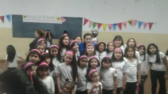 Con más amor que capacidad, da clases gratis de zumba a nenas de bajos recursos