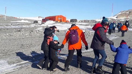 Emotiva reapertura de la única escuela del continente antártico