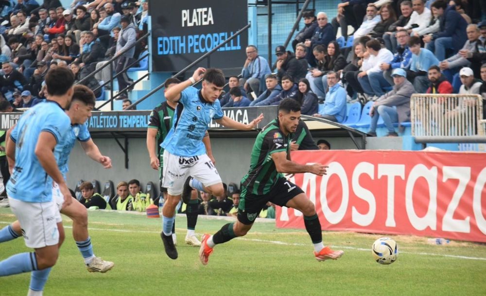 Apurado. Seba Jaurena escapa a la presión de Temperley. San Martin pagó muy caro el primer tiempo que regaló y no alcanzó la reacción del complemento.