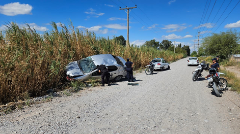 Tras el vuelco del auto, la Policía encontró el revólver.