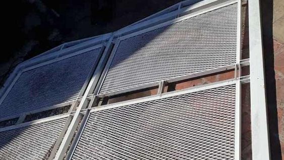 Una niña sufrió heridas en su cabeza y su rostro al caer un portón en la casa de su abuelo