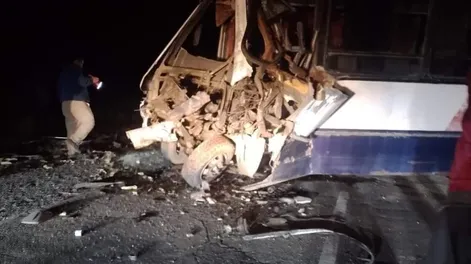 Falleció un chofer de colectivo, tras chocar frontalmente con el vehículo contra un camión
