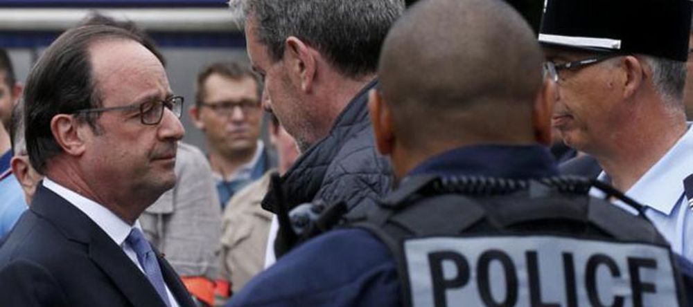 Hollande dijo que quienes degollaron al cura eran “terroristas” del Estado Islámico