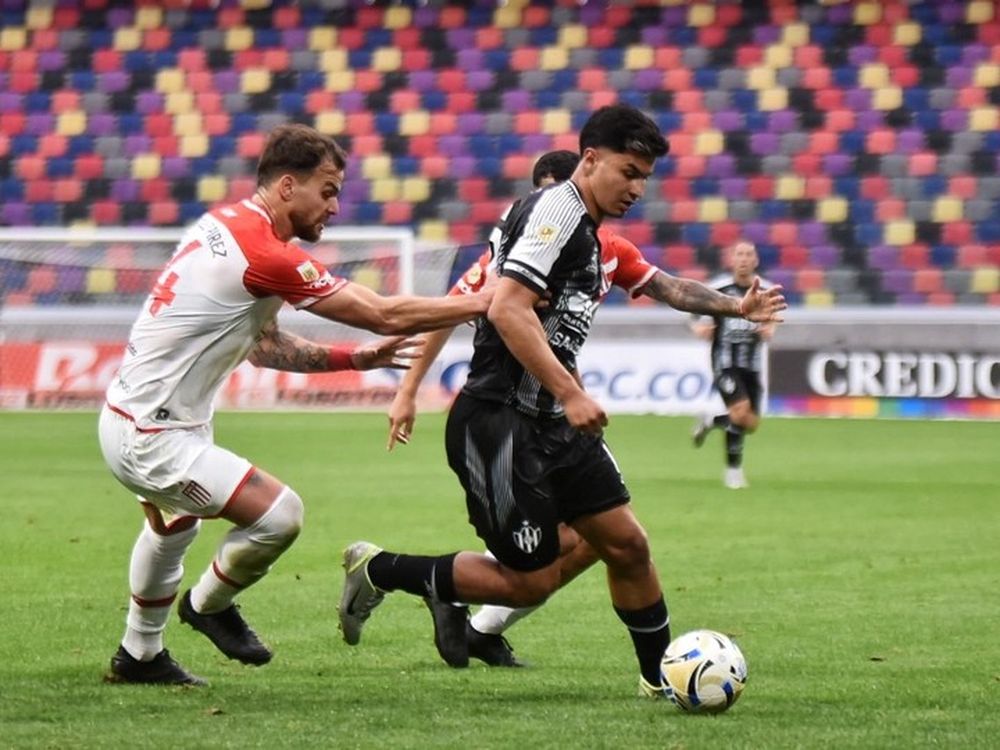Polémica. Estudiantes que se le paró de manos a la AFA irá a Santiago este sábado buscando las semifinales del Clausura.