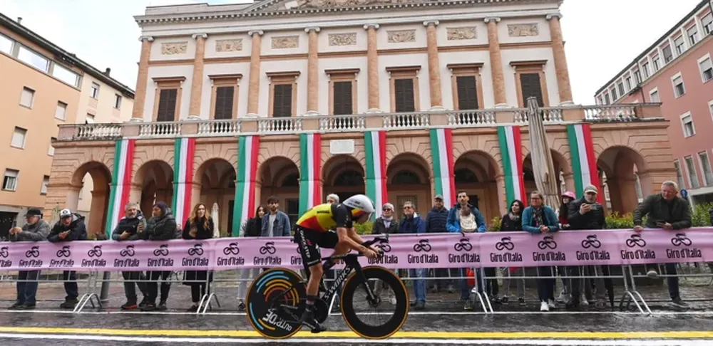 Evenepoel se bajó por covid, siendo líder