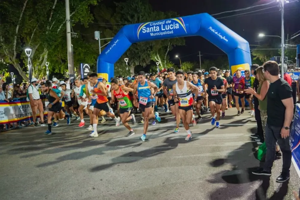 En medio de la arenga de familiares, cientos de personas corrieron la maratón nocturna