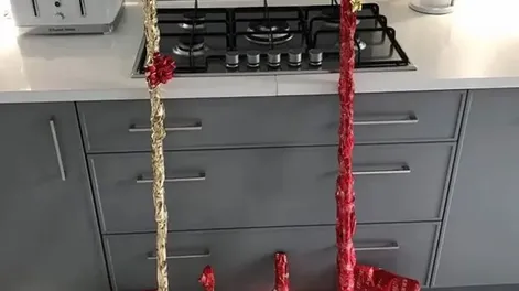 Compartió en redes los regalos que le hizo a su novia y estalló la polémica