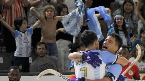 Cristiano y Román Nicolía, los pequeños “jefes” de la hinchada de la Selección