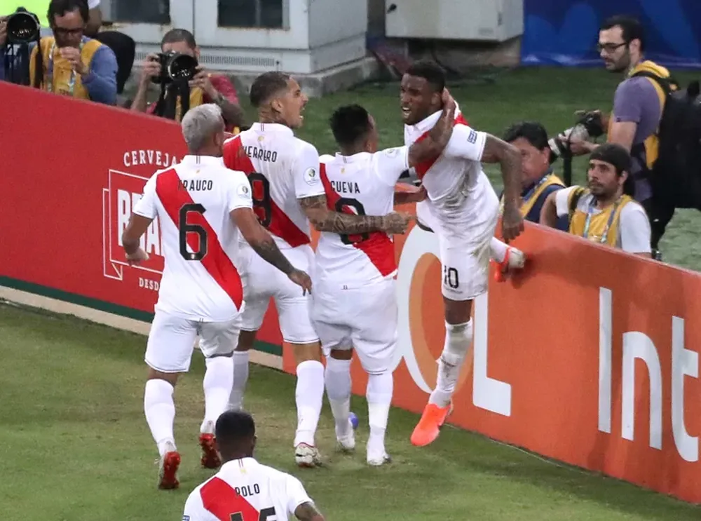 Perú le ganó 3 a 1 a Bolivia y quedó a un paso de los octavos