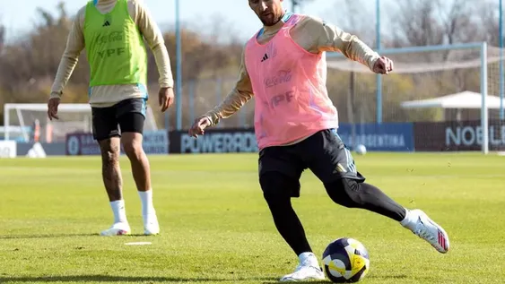 REGRESO. Lionel Messi se perdió la doble fecha anterior por Eliminatorias pero ahora llegó impecable para ir a Chile y recibir a Colombia, ya con la clasificación asegurada.