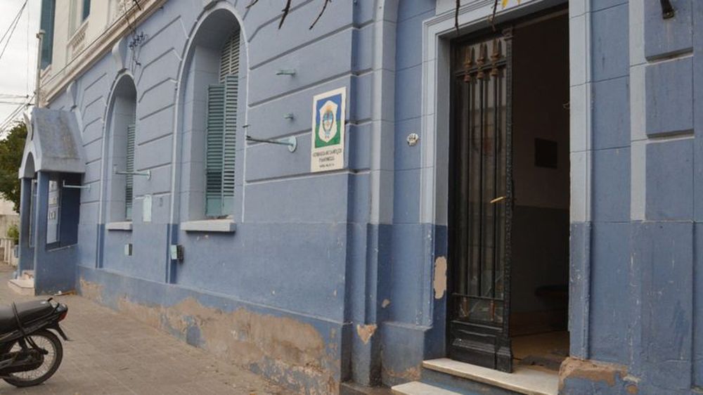 Viajaba como acompañante en auto, su puerta se abrió de golpe y cayó al asfalto