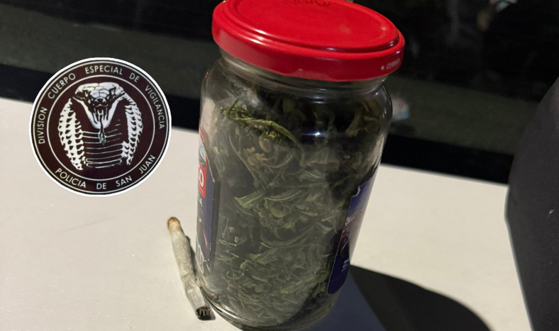 La marihuana que llevaba el joven al momento de la detención.