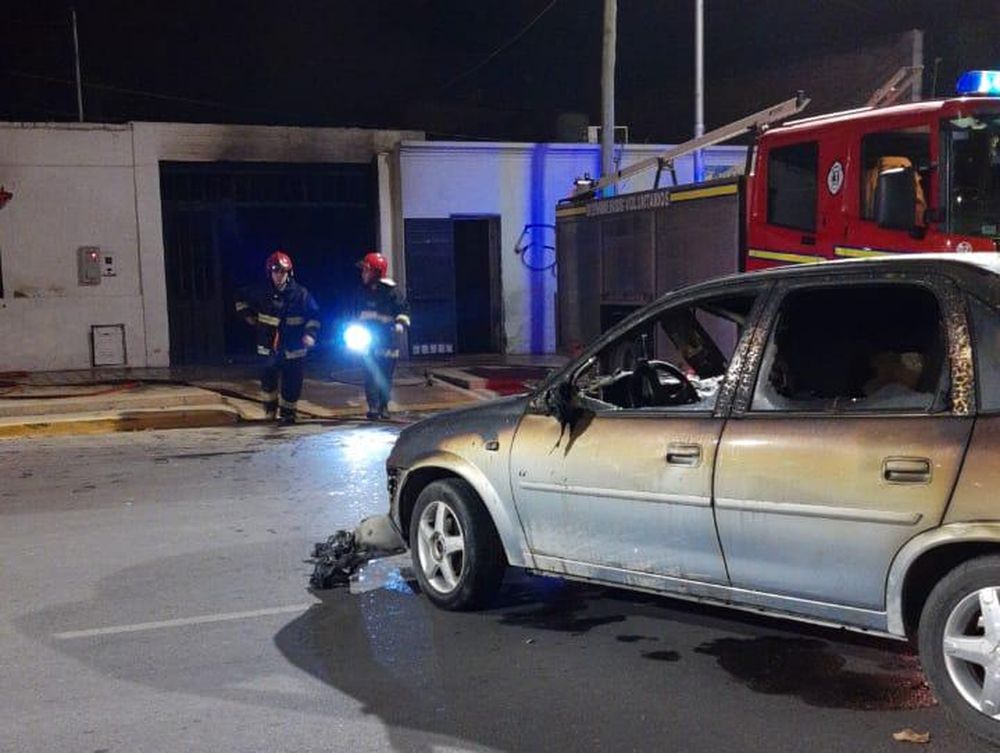 Un auto se incendió en el garaje y una mujer terminó en el hospital