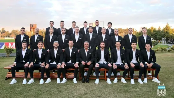 Llamativo look de la Selección para viajar a Brasil