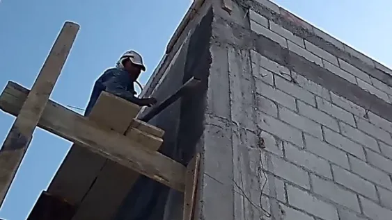 Cayó desde de un andamio mientras trabajaba y sufrió una importante fractura