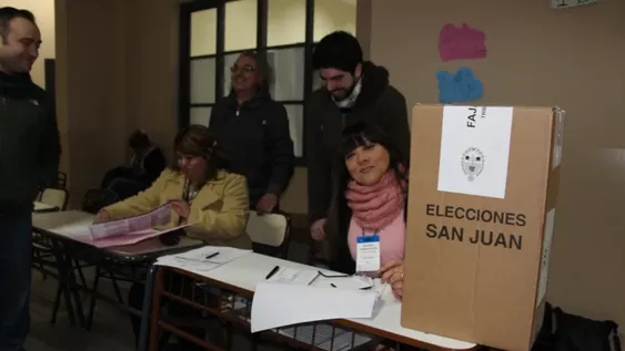 Con algunas demoras, desde las 8 se habilitaron las mesas