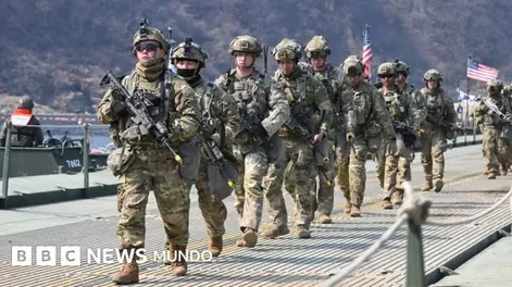 Tropas de Estados Unidos participarán en la denominada Operación Tridente, que se llevarána a cabo en territorio argentino, en las Bases Navales de Mar del Plata, Ushuaia y Puerto Belgrano y en los espacios destinados para instrucción militar, marítimos y terrestres, entre los días 20 de octubre y 15 de noviembre de 2025.