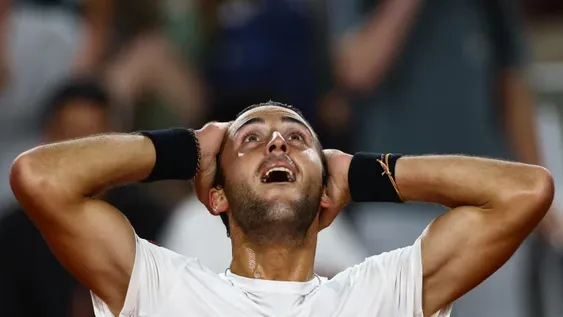 Etcheverry, enorme en Roland Garros: está en cuartos de final