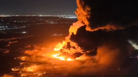 Explosión e incendio en el parque industrial de Ezeiza: el fuego afectó cinco plantas y hubo al menos 25 heridos