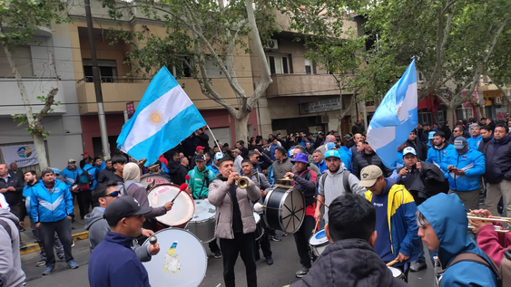 Paro de colectivos: comenzó la reunión para destrabar el conflicto, con la UTA cortando las calles en las afueras de Trabajo