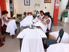 Cáritas Cristo Rey ofrece el alquiler solidario de túnicas para la Primera Comunión.