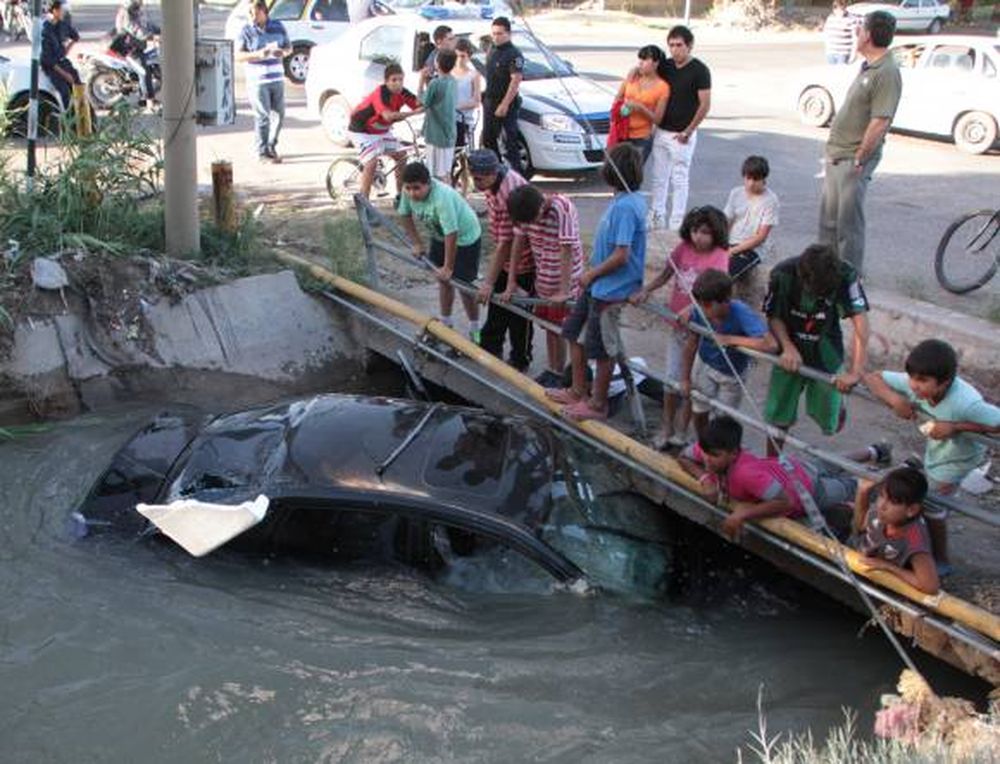 Chocó y terminó con su auto en un canal