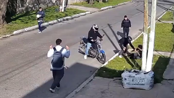 Dos motochorros armados interceptaron a cuatro jóvenes con autismo cuando regresaban del colegio en González Catán.