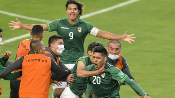 Con un jugador menos, Bolivia venció a Perú