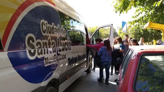 Santa Lucía: una combi acerca a los vecinos de Alto de Sierra a las paradas de colectivo